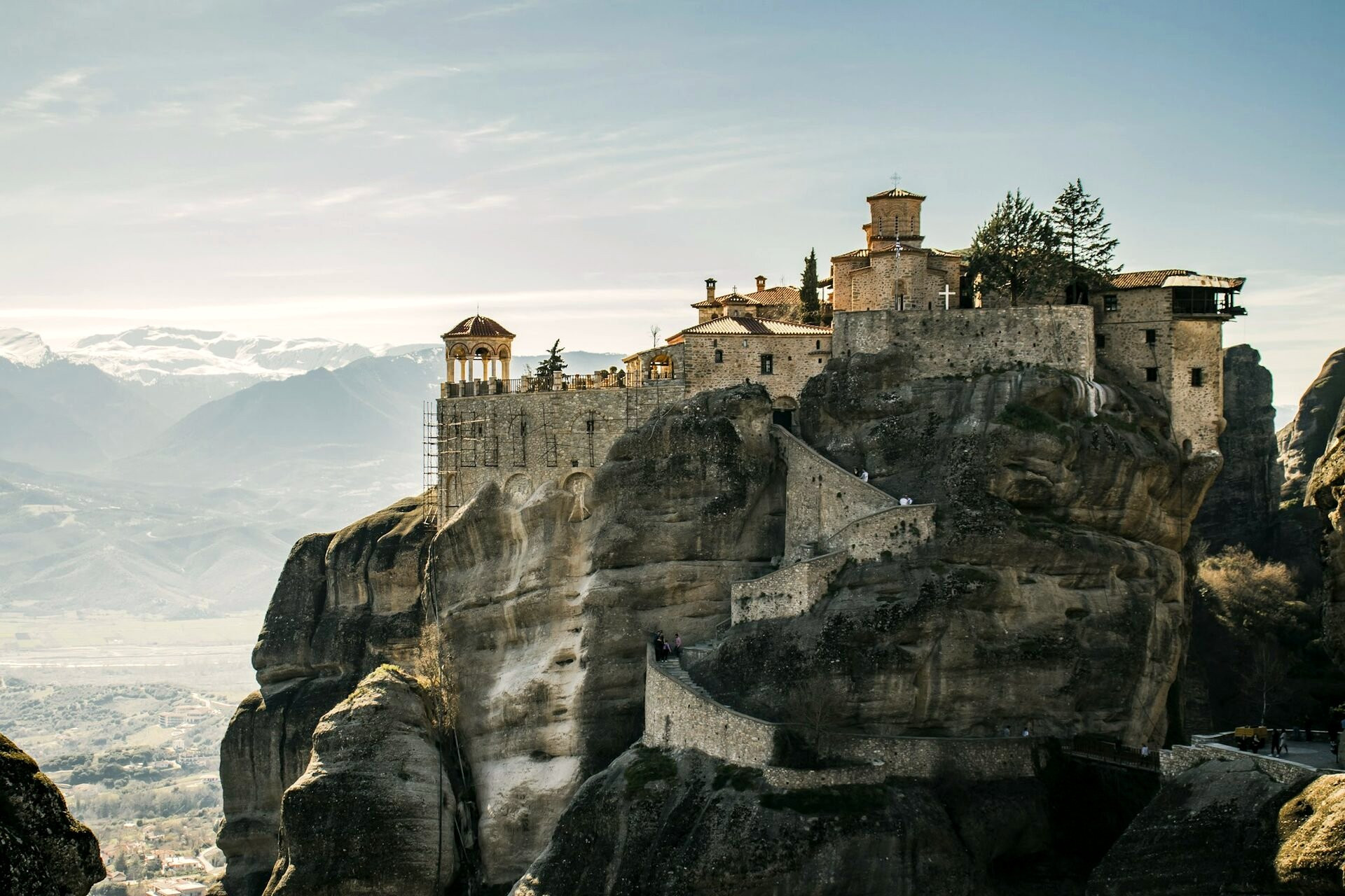 Monastère perché sur un piton dominant la plaine de Thessalie - Météores, Grèce