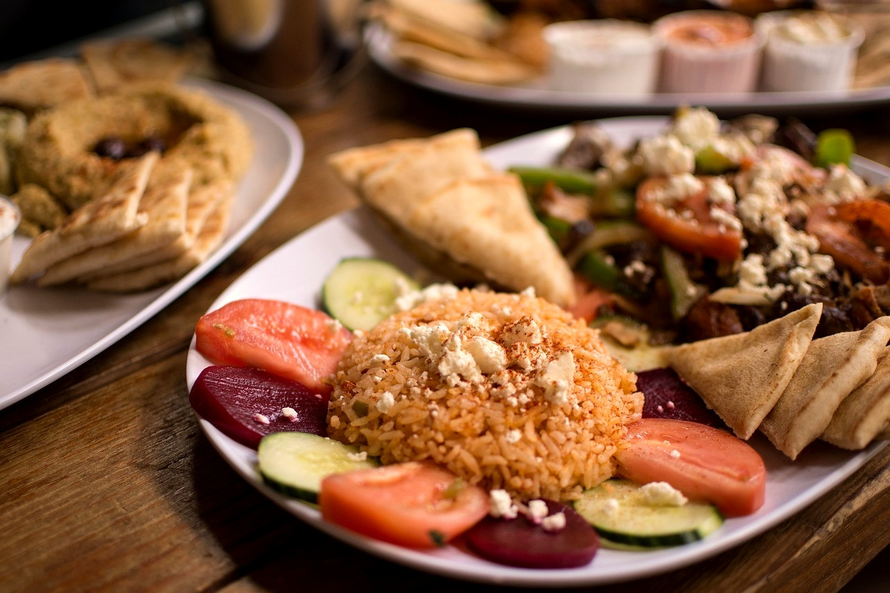 Table de mézés grecs, pain et salades en taverne - Grèce