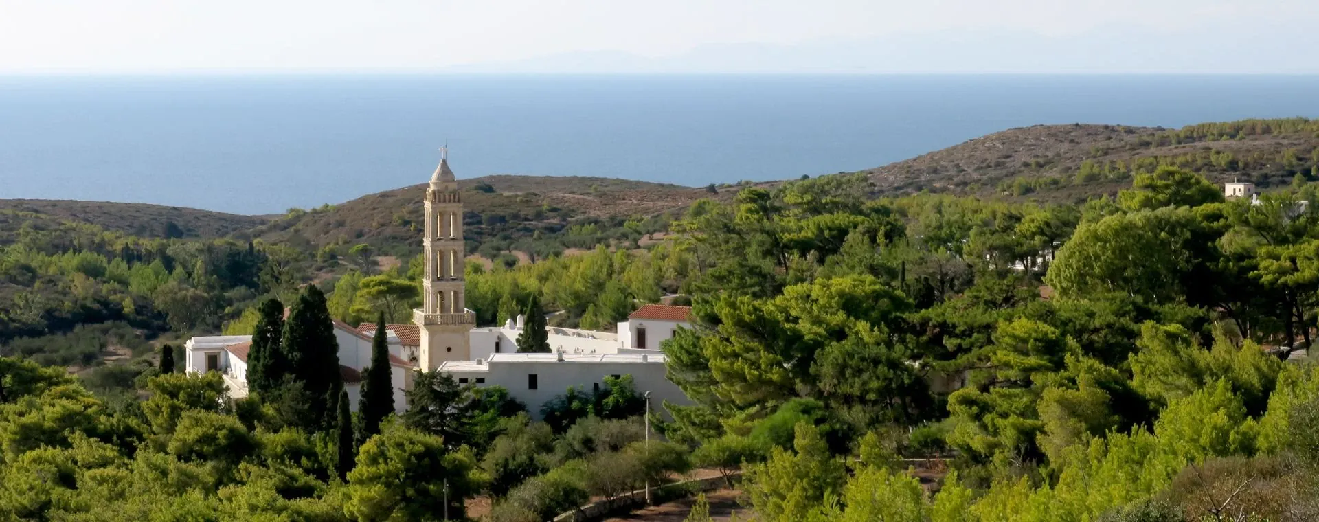 Monastère Mirtidiotissa parmi les pins face à la mer - Grèce