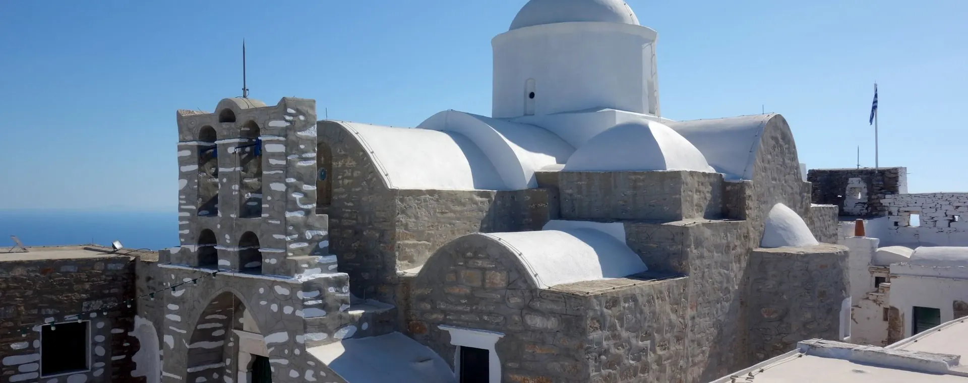 Monastère Profitis Ilias au sommet de l'île de Sifnos - Grèce