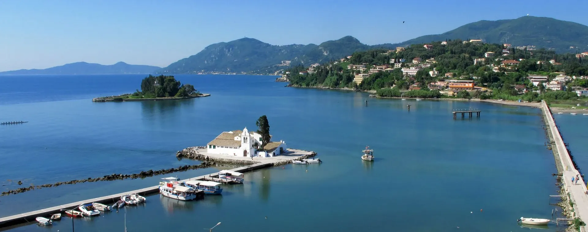Îlot du monastère Vlacherna et sa digue vus du ciel - Île de Corfou - Grèce