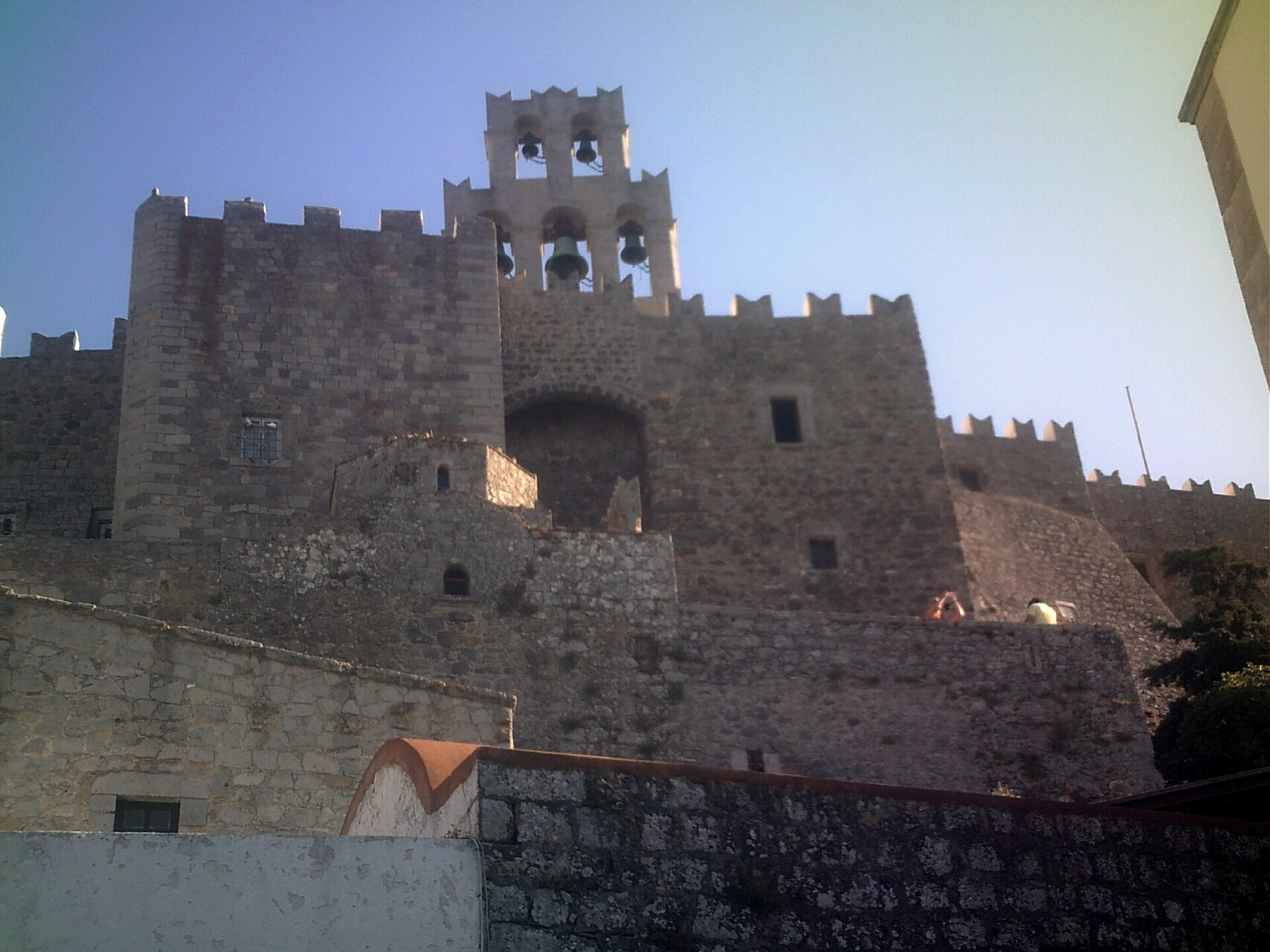 © Odysses, Wikimedia Commons (CC BY-SA 3.0) Remparts du monastère de Saint-Jean-le-Théologien - Patmos, Dodécanèse - Grèce © Odysses / Wikimedia (CC BY-SA 3.0)