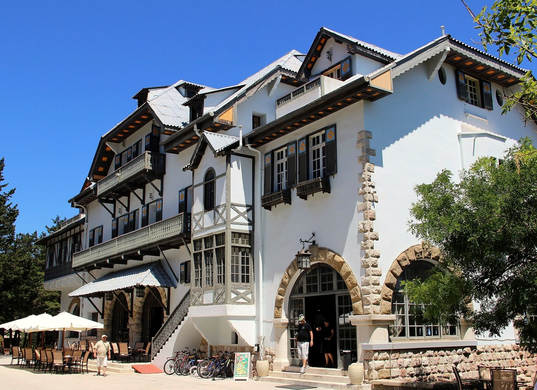 Chalet Elafos dans la forêt de pins du mont Profitis Ilias - Rhodes, Dodécanèse - Grèce © Vadim Indeikin / Wikimedia (CC BY-SA 3.0)