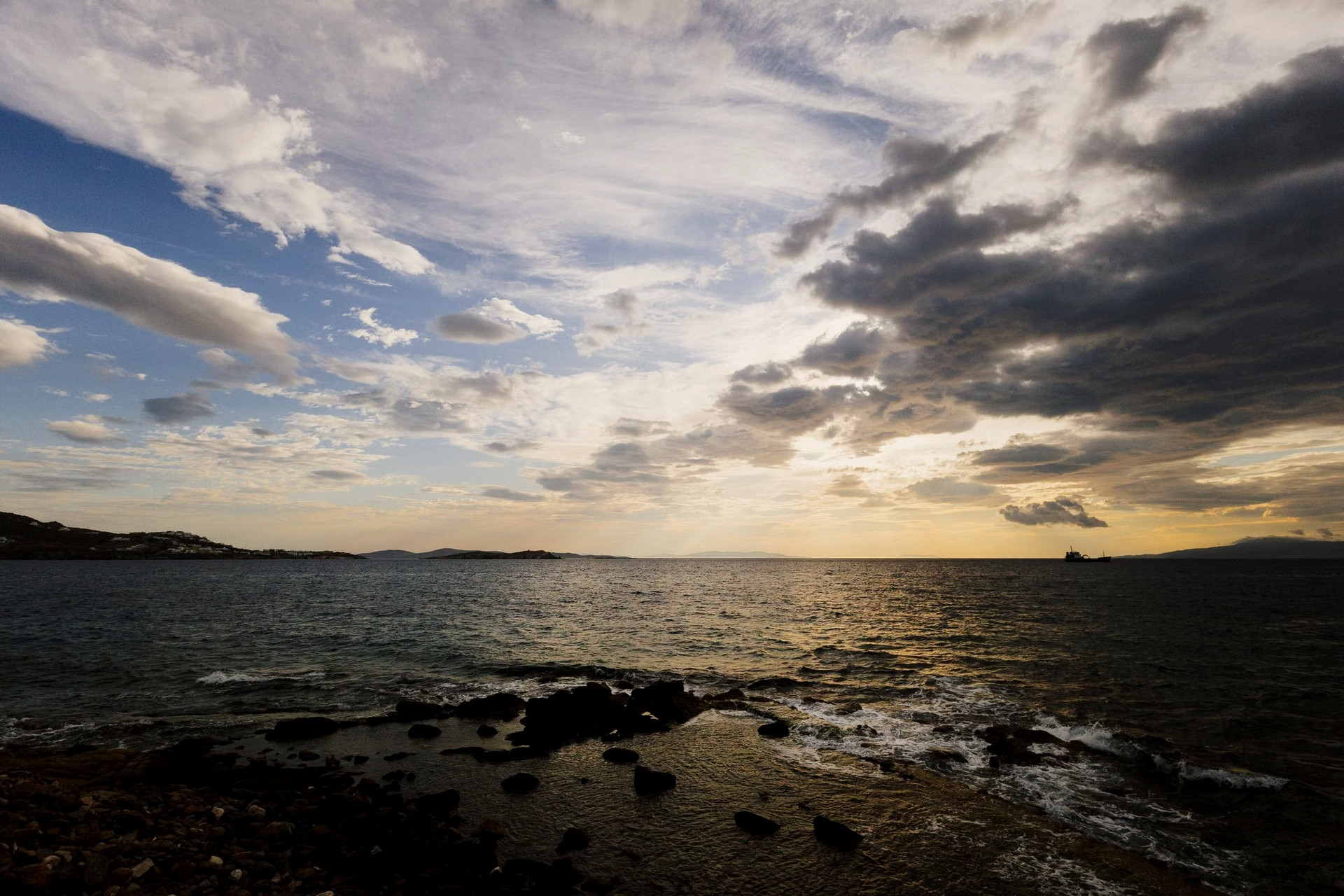 Ciel nuageux au crépuscule sur la mer Égée en hiver - Grèce