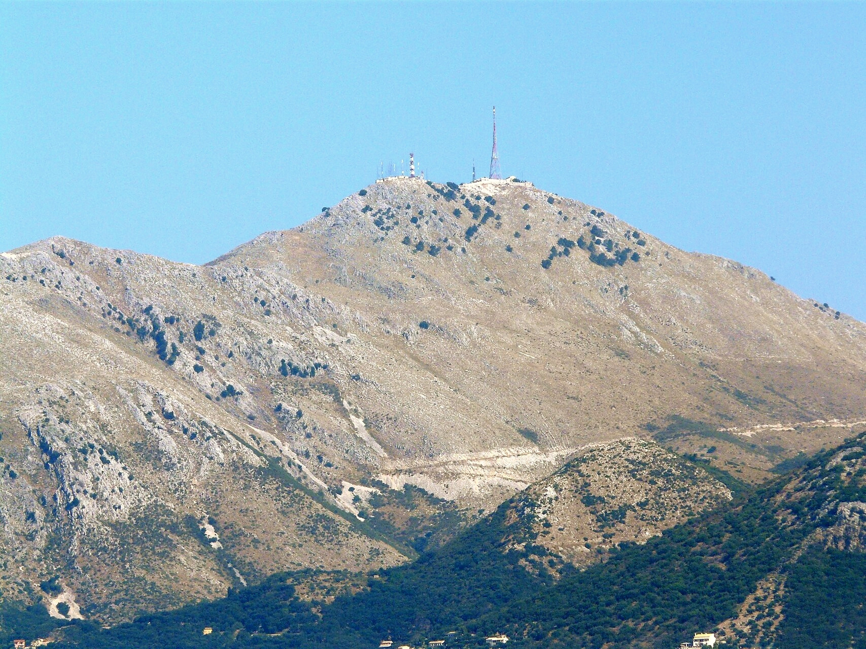 Le sommet du mont Pantokrator, toit de Corfou - Îles Ioniennes - Grèce © Piotrus / Wikimedia (CC BY-SA 3.0)