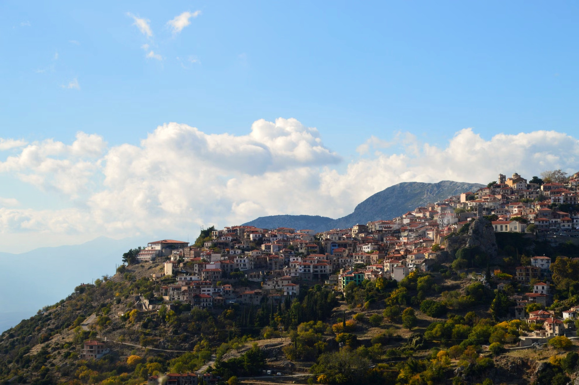 Village de montagne accroché à sa colline - Grèce continentale