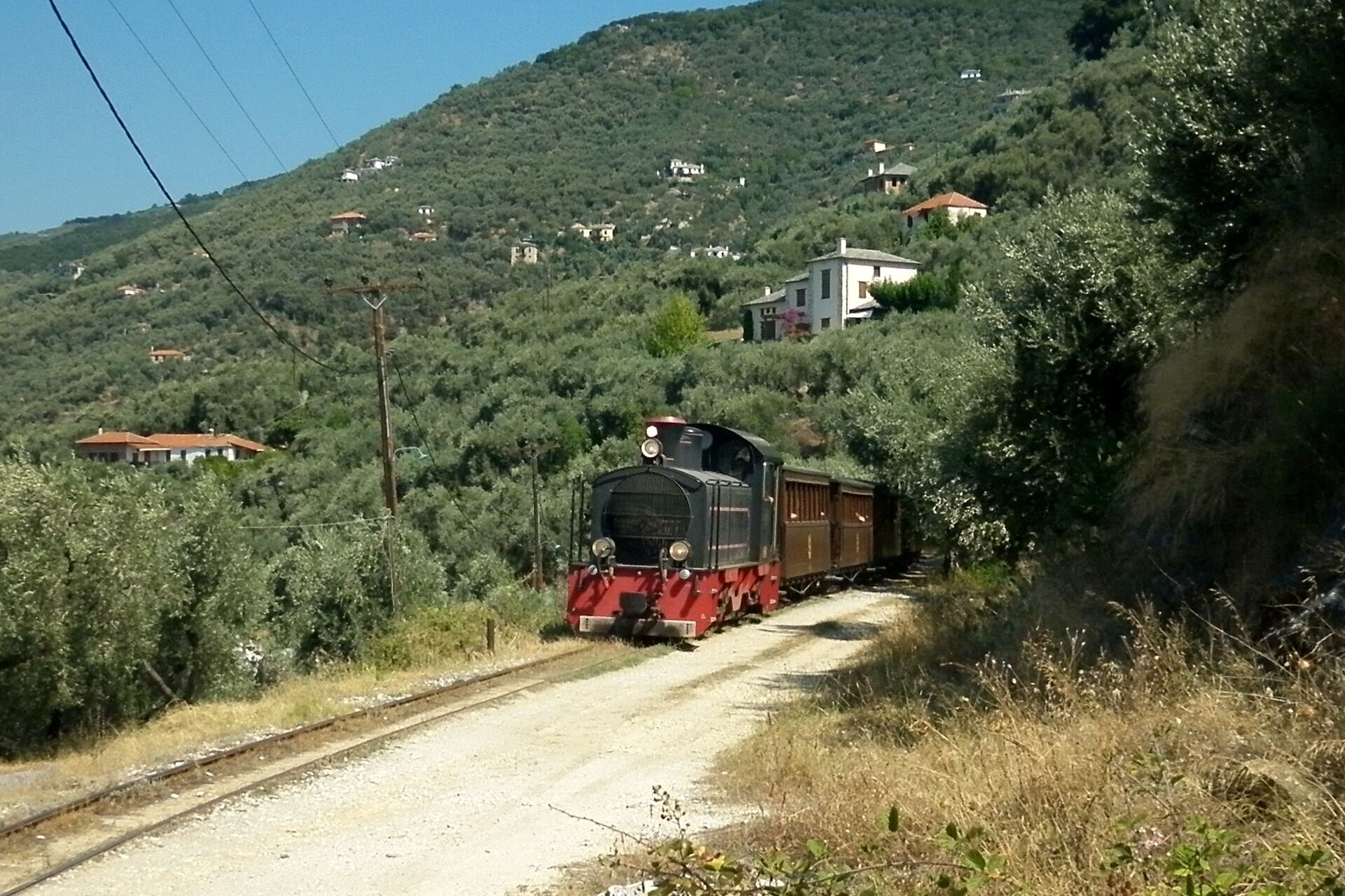 © Flashdart2, Wikimedia Commons (CC BY-SA 4.0) Le petit train Moutzouris serpentant à flanc de montagne - Pélion, Thessalie - Grèce © Flashdart2 / Wikimedia (CC BY-SA 4.0)