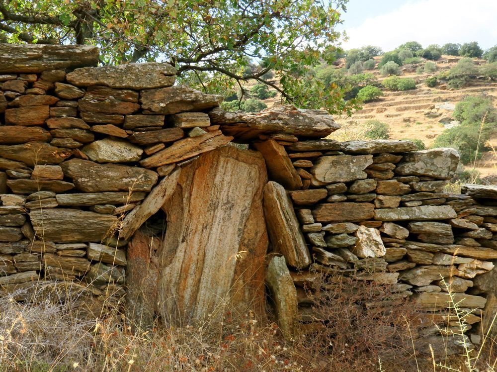 Muret de pierre bordant un sentier - Andros - Cyclades, Grèce