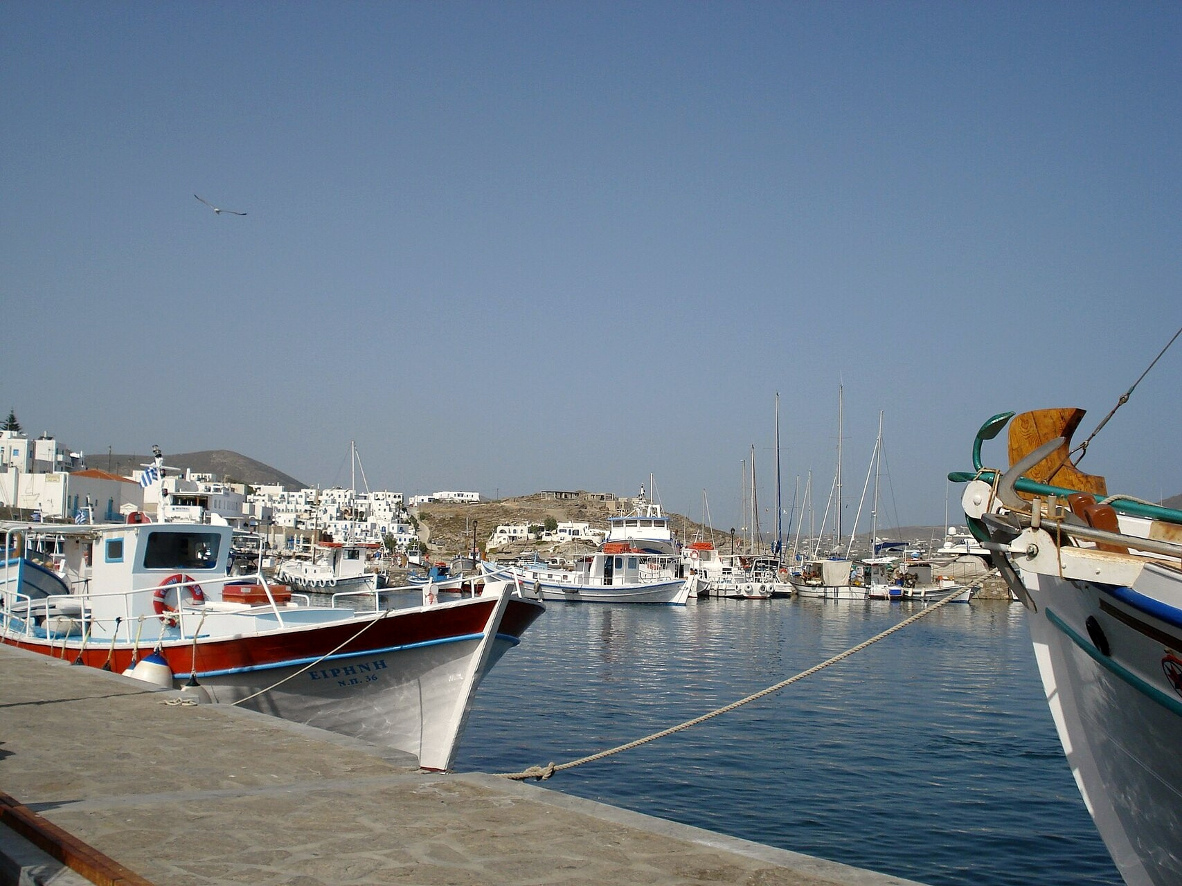 Port de pêche de Naoussa et ses barques colorées - Paros, Cyclades - Grèce © Ian Freeman / Wikimedia (CC BY-SA 3.0)