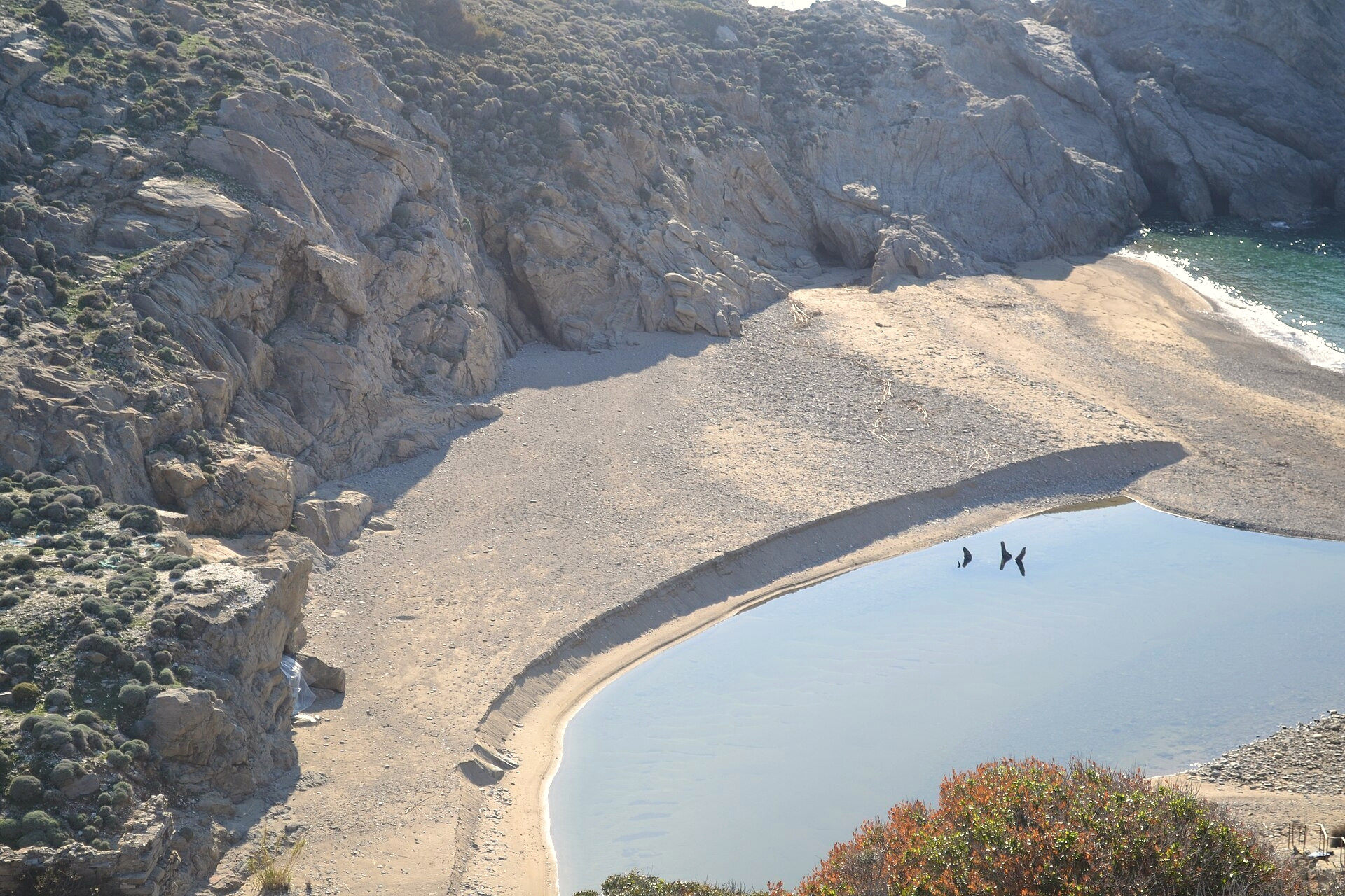© Christoforos99, Wikimedia Commons (CC BY-SA 4.0) Crique de Nas et embouchure de la rivière Chalaris - Ikaria - Grèce © Christoforos99 / Wikimedia (CC BY-SA 4.0)