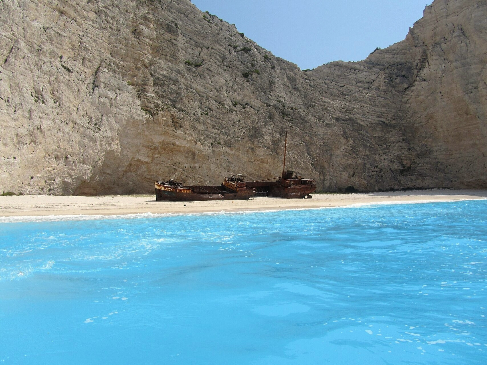 Épave du Panagiotis sur la plage du Naufrage (Navagio) - Zante, îles Ioniennes - Grèce © Badgernet / Wikimedia (CC BY-SA 3.0)
