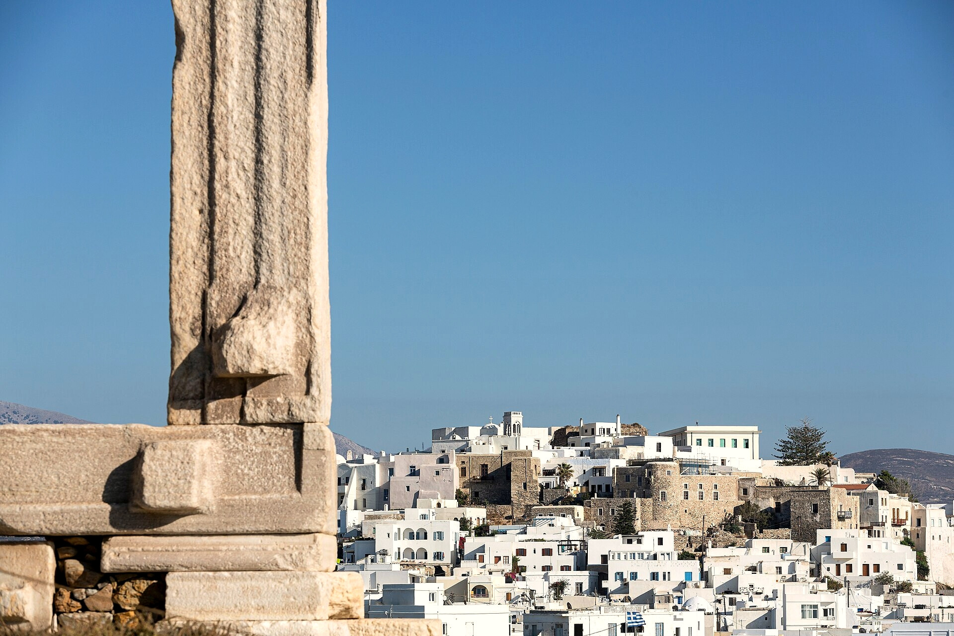 La Portara et la vieille ville blanche de Naxos - Cyclades, Grèce © Manfred Werner (Tsui) / Wikimedia (CC BY-SA 4.0)