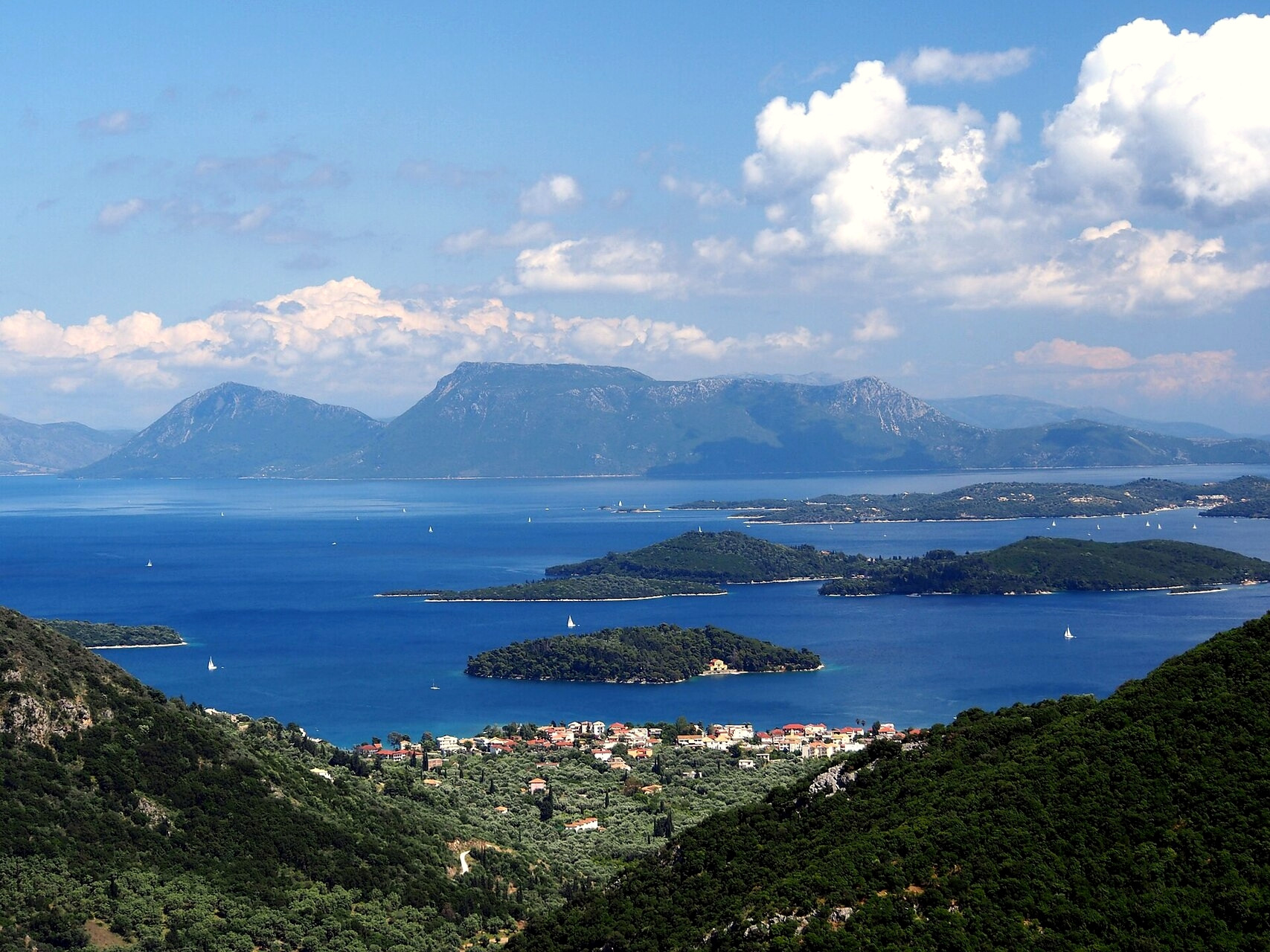 Les îlots verdoyants au large de Nydri - Leucade, Îles Ioniennes - Grèce