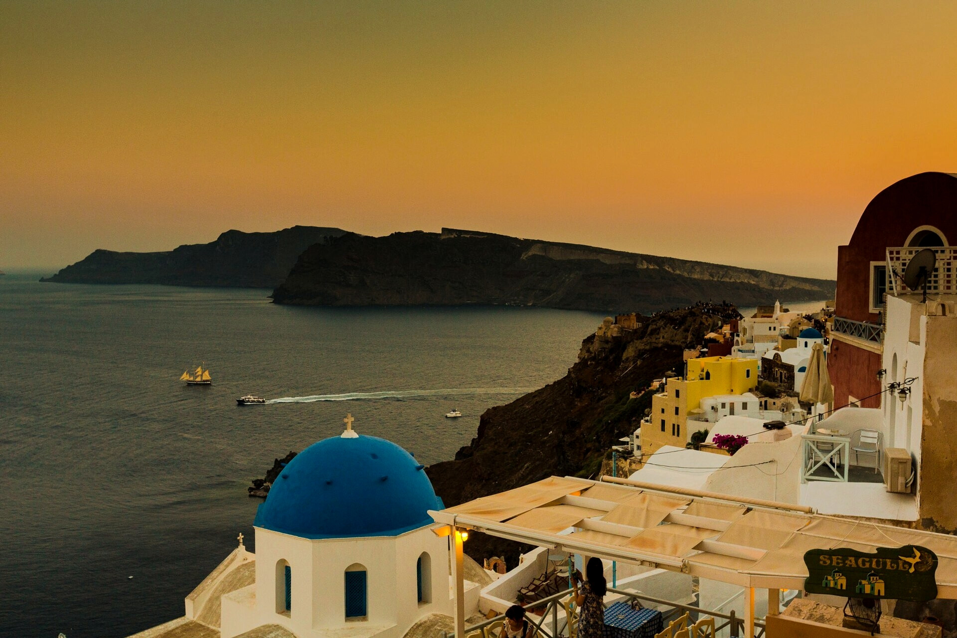 Village d'Oia au bord de la caldeira - Santorin, Cyclades - Grèce © Andreas Pantziarides / Wikimedia (CC BY 3.0)