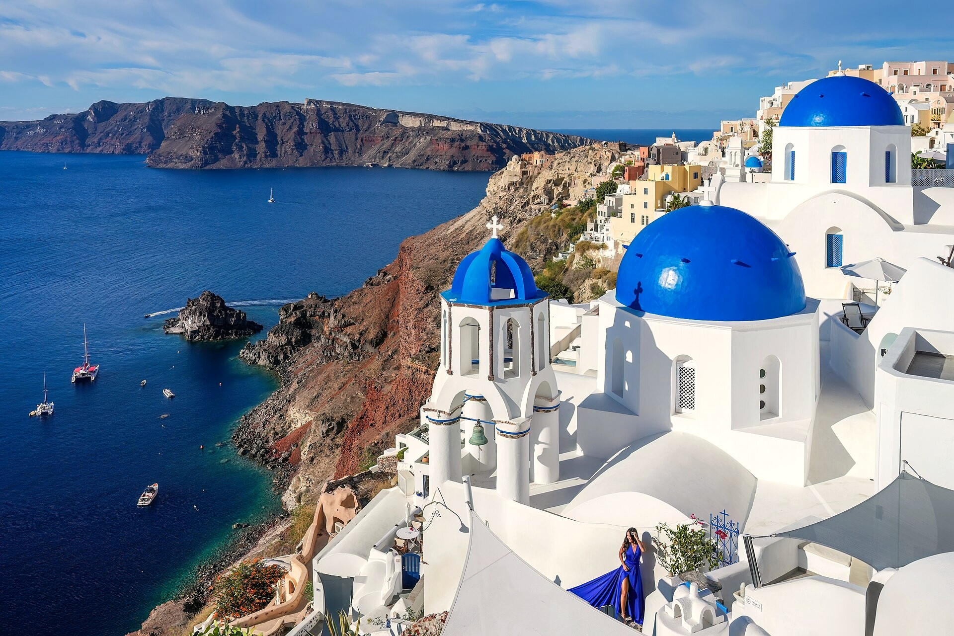 © Giles Laurent, Wikimedia Commons (CC BY-SA 4.0) Dômes bleus d'Oia dominant la caldeira - Santorin, Cyclades - Grèce © Giles Laurent / Wikimedia (CC BY-SA 4.0)