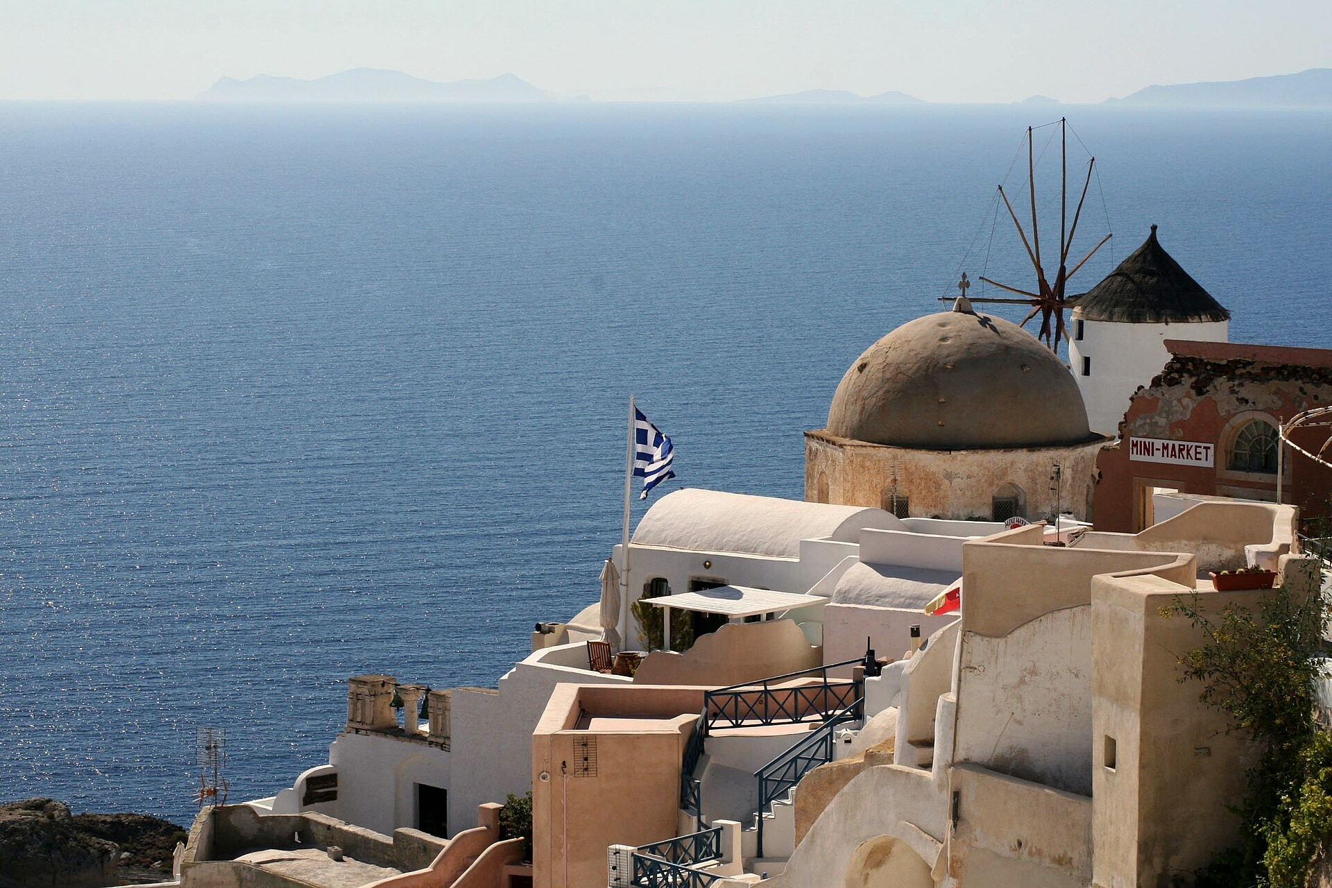 Village d'Oia au-dessus de la caldeira - Santorin, Cyclades - Grèce © bongo vongo / Wikimedia (CC BY-SA 2.0)