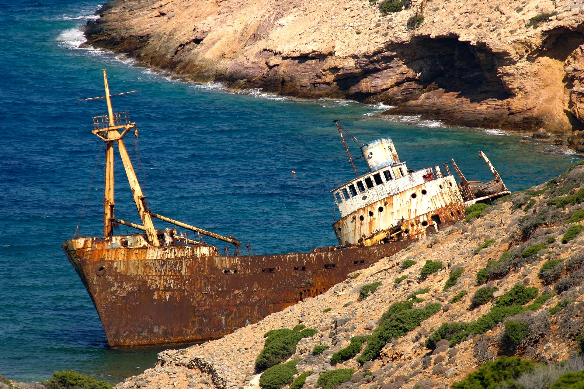 L'épave de l'Olympia dans la baie de Kalotaritissa - Amorgos, Cyclades - Grèce © Martin Kraft / Wikimedia (CC BY-SA 3.0)