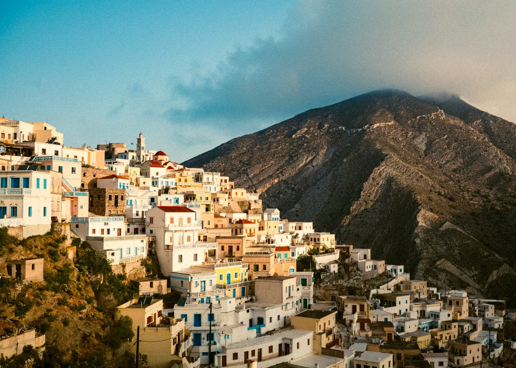 Village perché d'Olympos et ses maisons colorées étagées sur la crête - Karpathos, Grèce