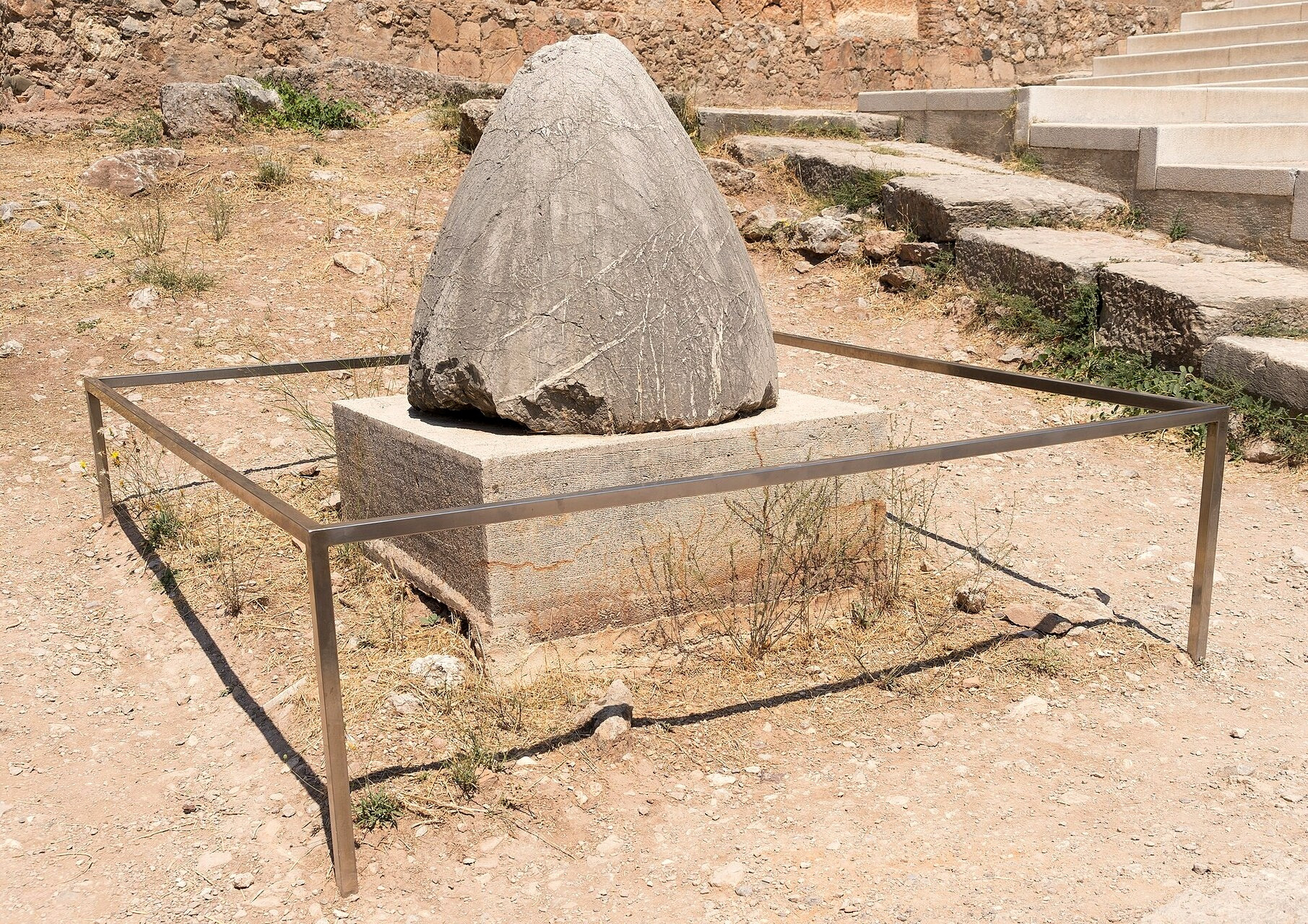 L'omphalos, le nombril du monde antique - Delphes - Grèce