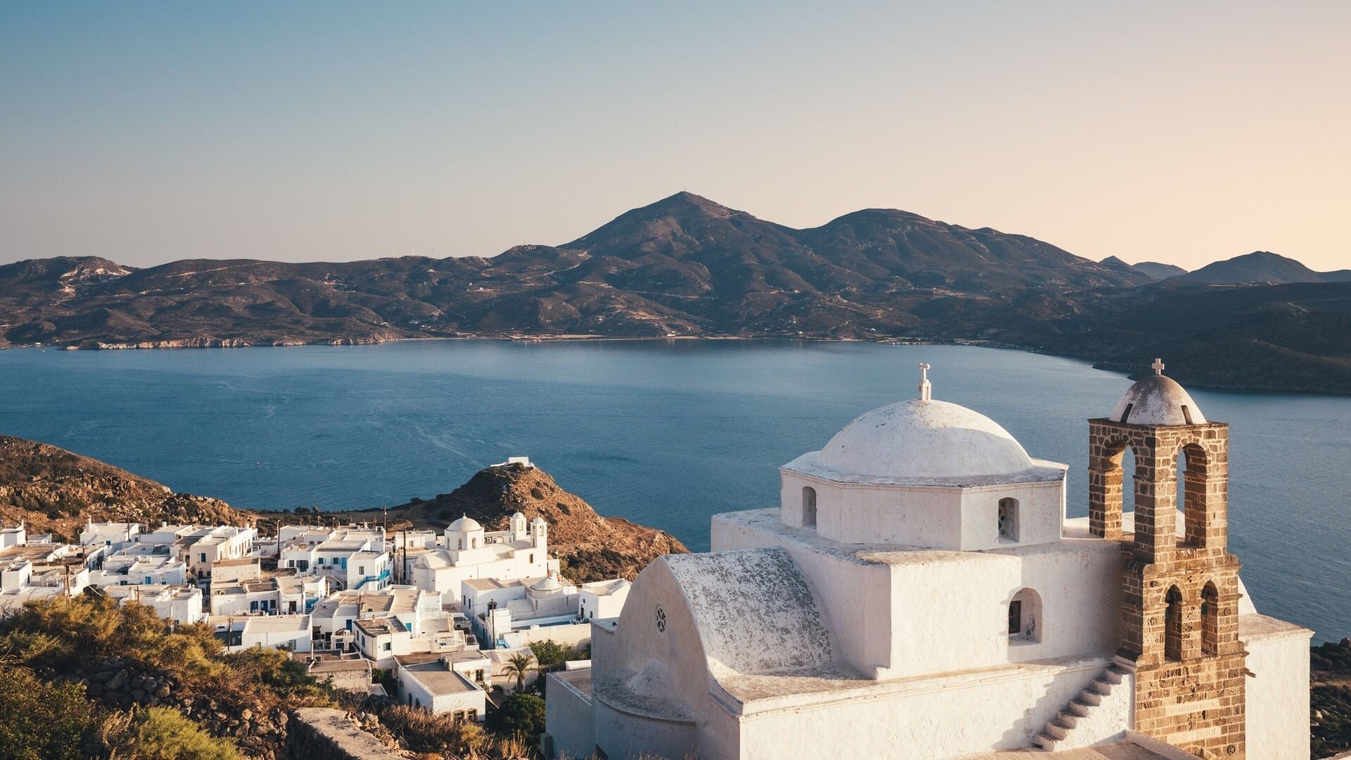 Église orthodoxe dominant la baie depuis Plaka - Milos - Grèce