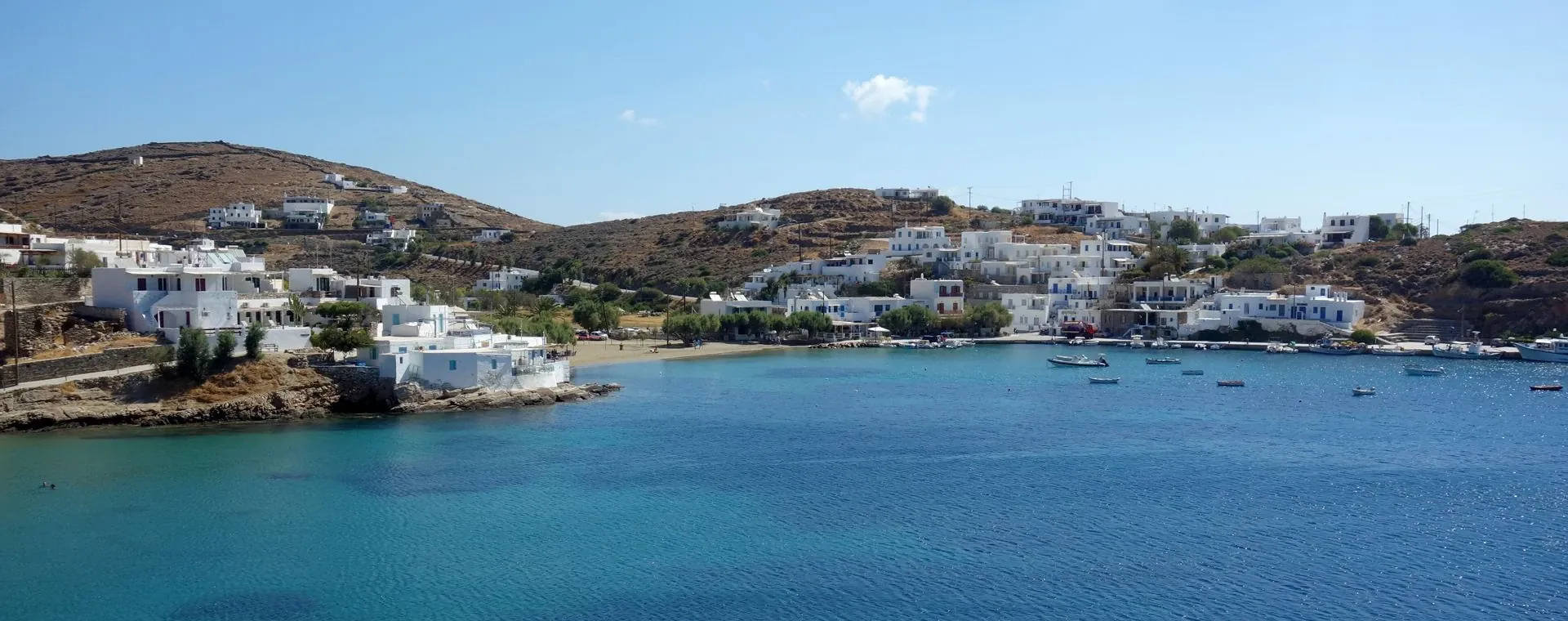 Baie paisible avec maisons blanches et barques de pêche - Faros - Sifnos - Grèce