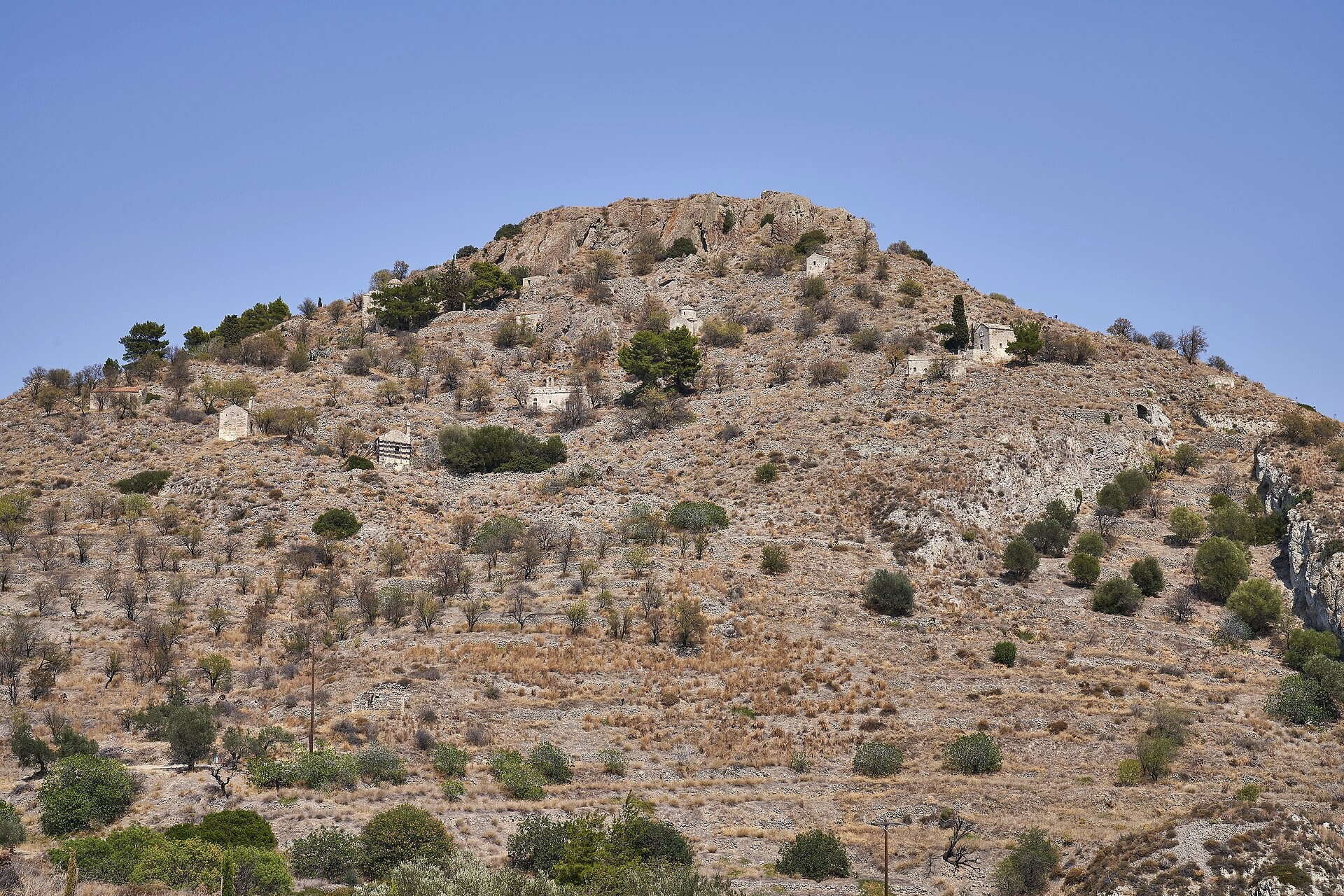 © George E. Koronaios, Wikimedia Commons (CC BY-SA 2.0) Ruines et chapelles byzantines de Paleochora à flanc de colline - Égine, Grèce © George E. Koronaios / Wikimedia (CC BY-SA 2.0)