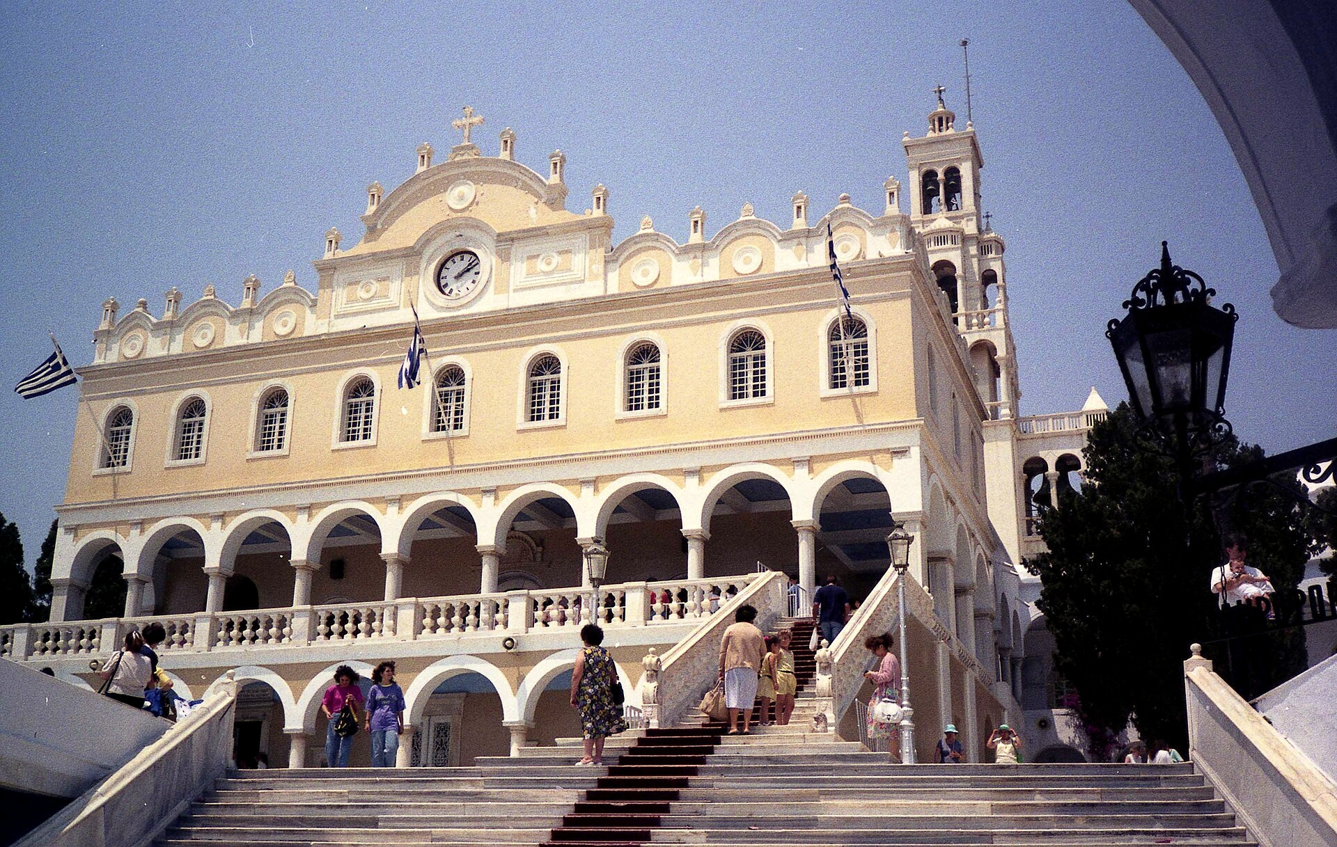 © KlipschFan, Wikimedia Commons (CC BY-SA 2.0) Église Panagia Evangelistria et son grand escalier de marbre - Chora, Tinos, Grèce © KlipschFan / Wikimedia (CC BY-SA 2.0)