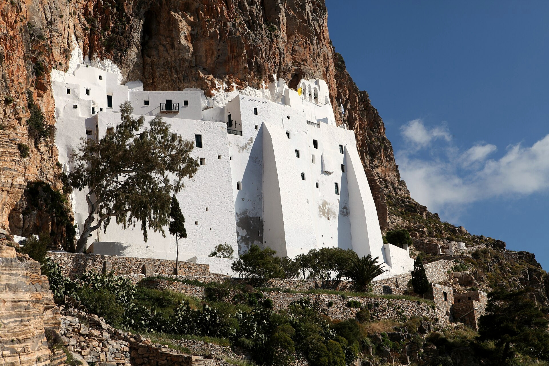 Monastère de la Panagia Hozoviotissa accroché à la falaise - Amorgos, Cyclades - Grèce