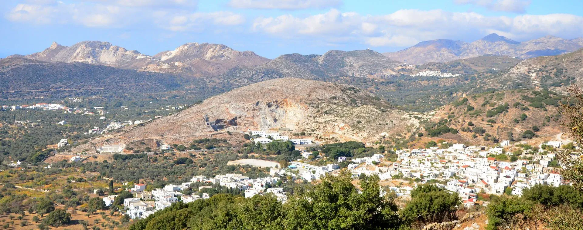 Panorama du village blanc dans les collines - Filoti, Naxos - Grèce