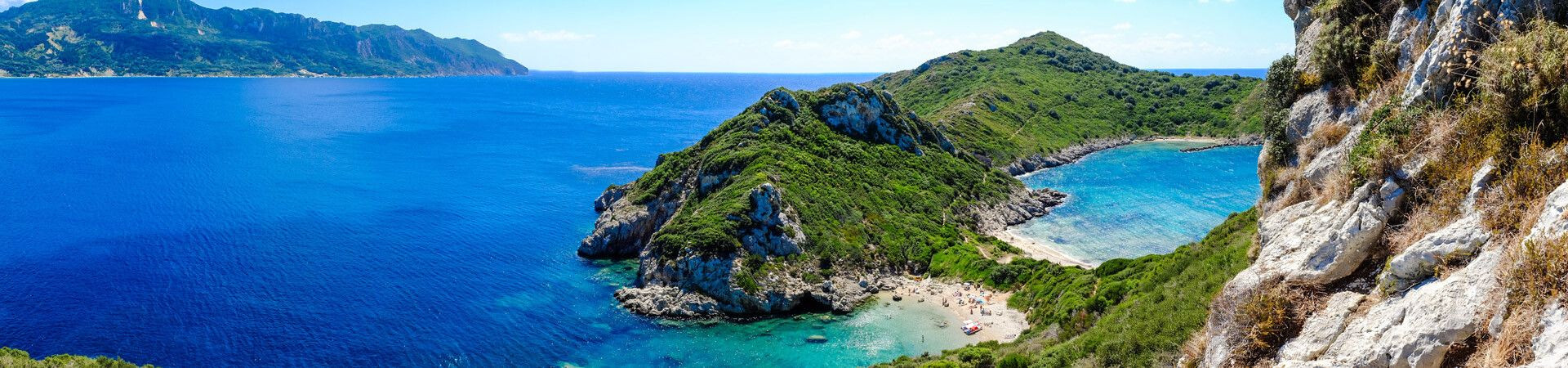 Baie turquoise et collines verdoyantes de Porto Timoni - Corfou - Grèce