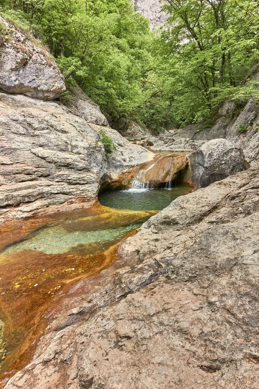 Vasques naturelles ovires à l'eau claire dans la roche - Papingo, Grèce