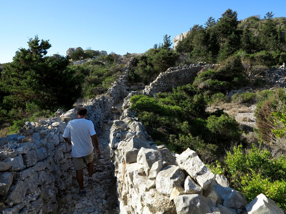 Sentier bordé de murets en pierre sèche - Paxos - Grèce