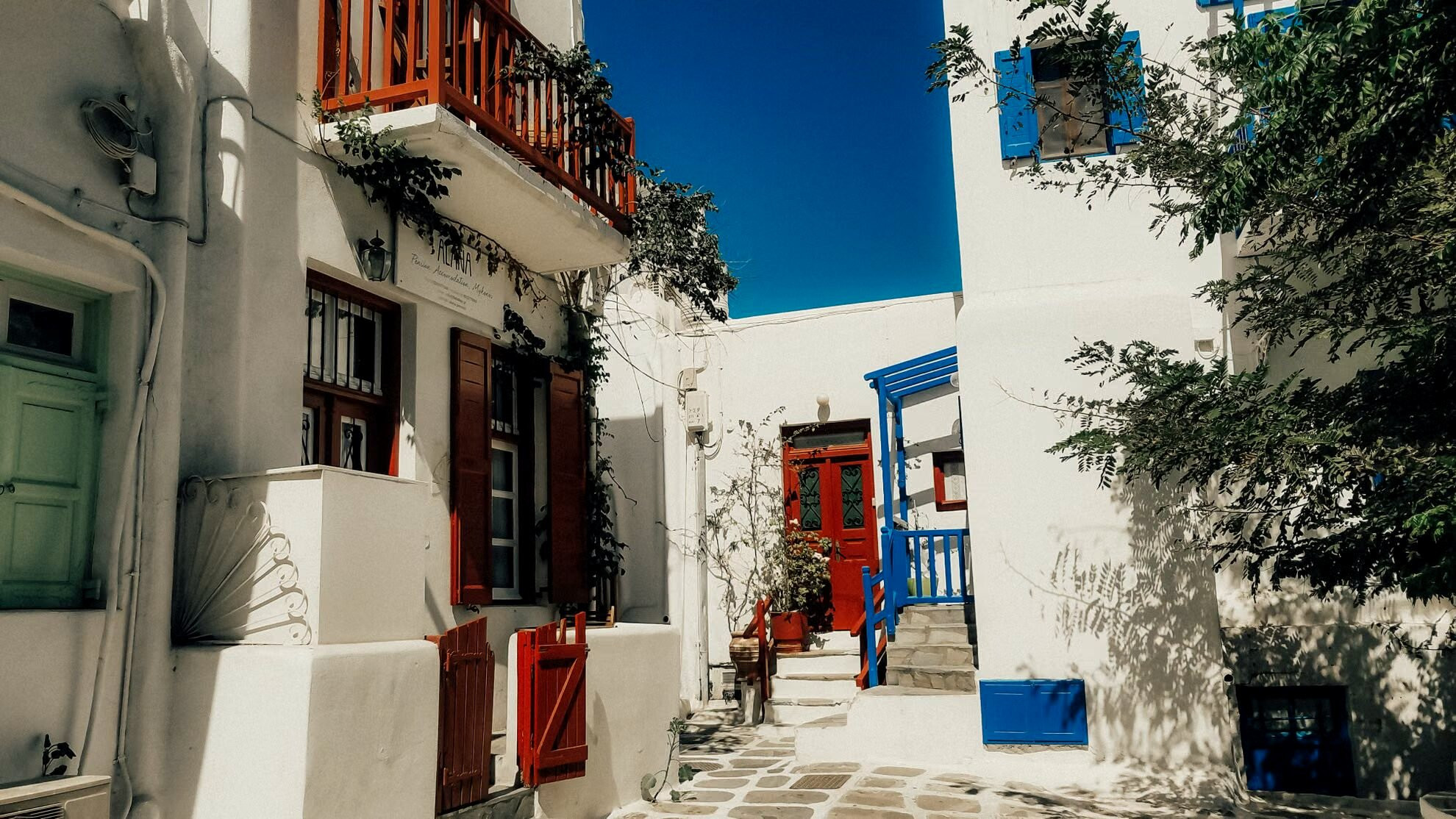 Ruelle pavée et demeures blanchies à la chaux de Chora - Patmos, Grèce