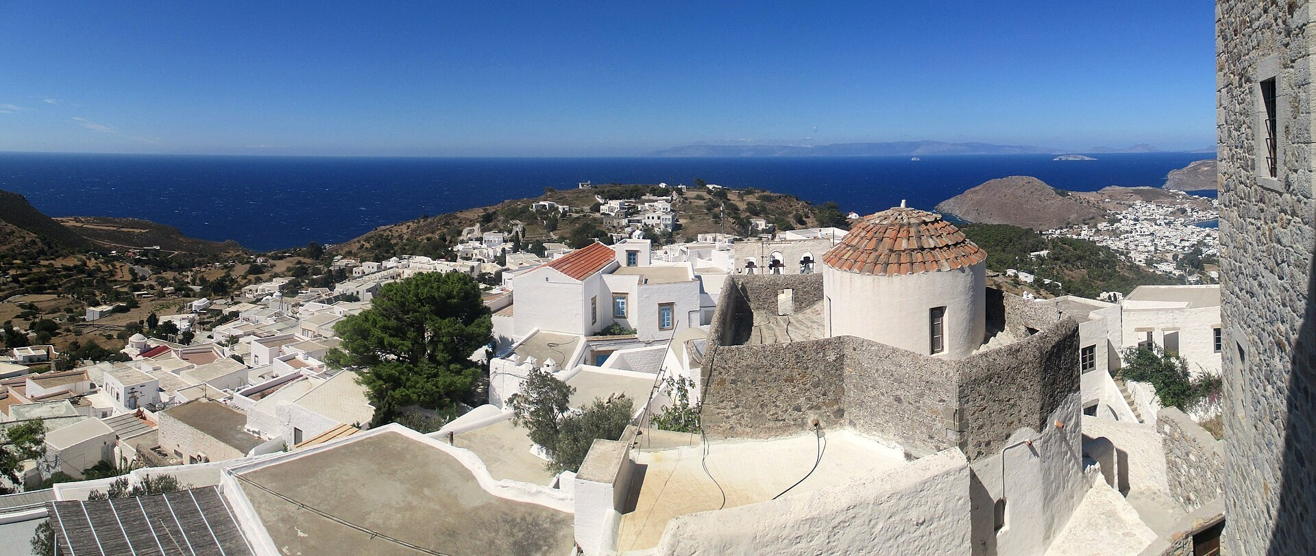 © Tomisti, Wikimedia Commons (CC BY-SA 3.0) Chora et ses maisons blanches face à la mer Égée - Patmos, Dodécanèse - Grèce © Tomisti / Wikimedia (CC BY-SA 3.0)