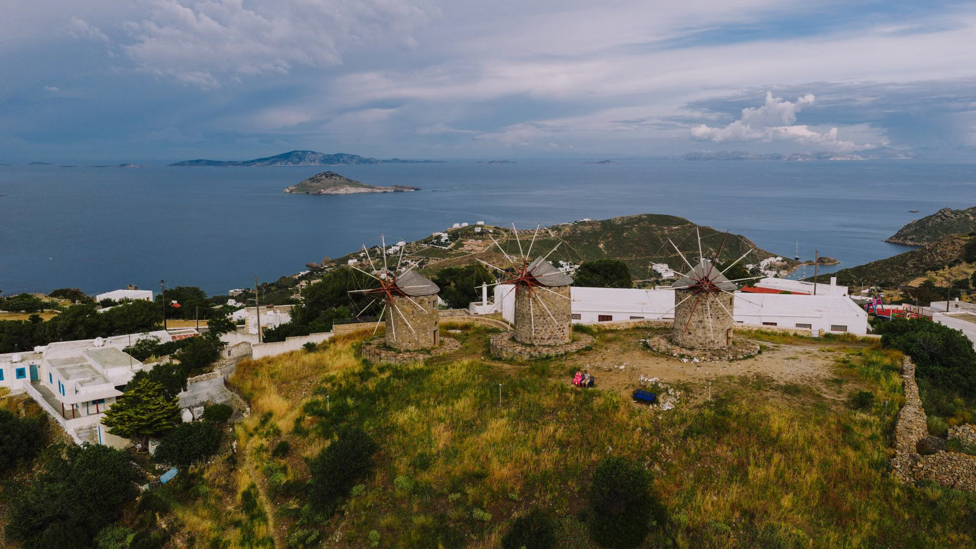 Les moulins à vent de Chora dominant la mer Égée - Patmos, Dodécanèse - Grèce