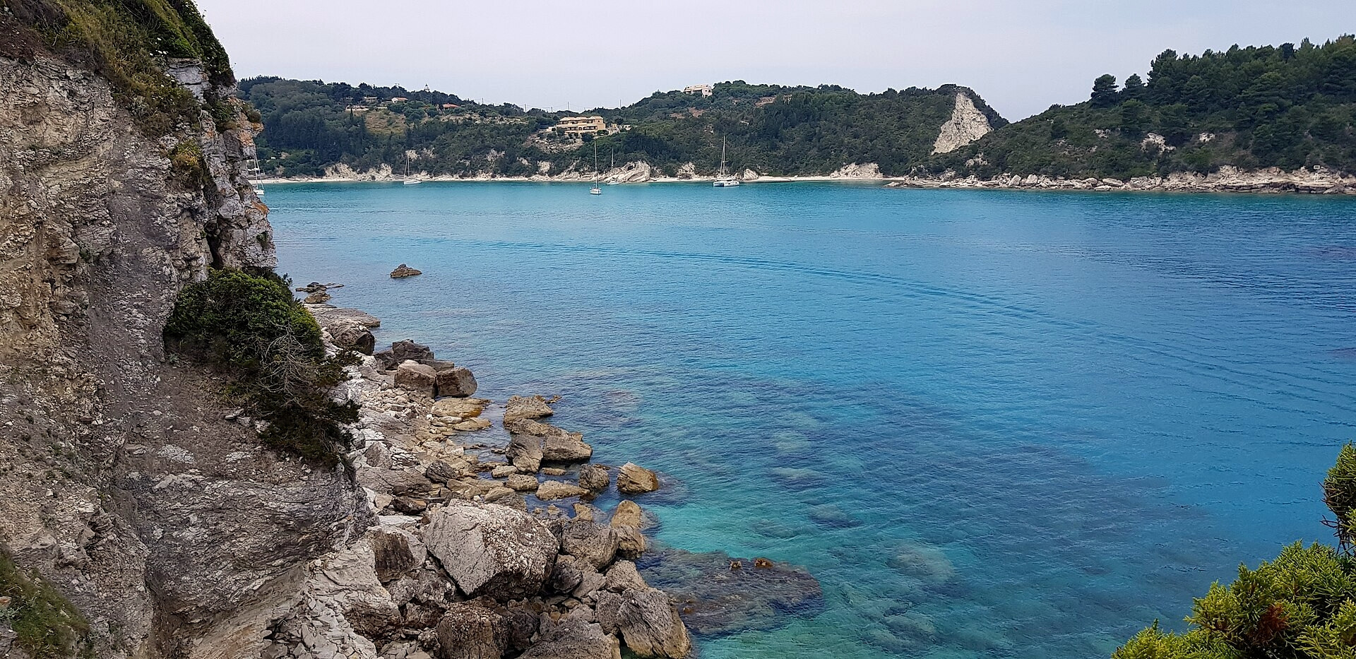 Falaises et baie turquoise de la côte de Paxos - Îles Ioniennes - Grèce