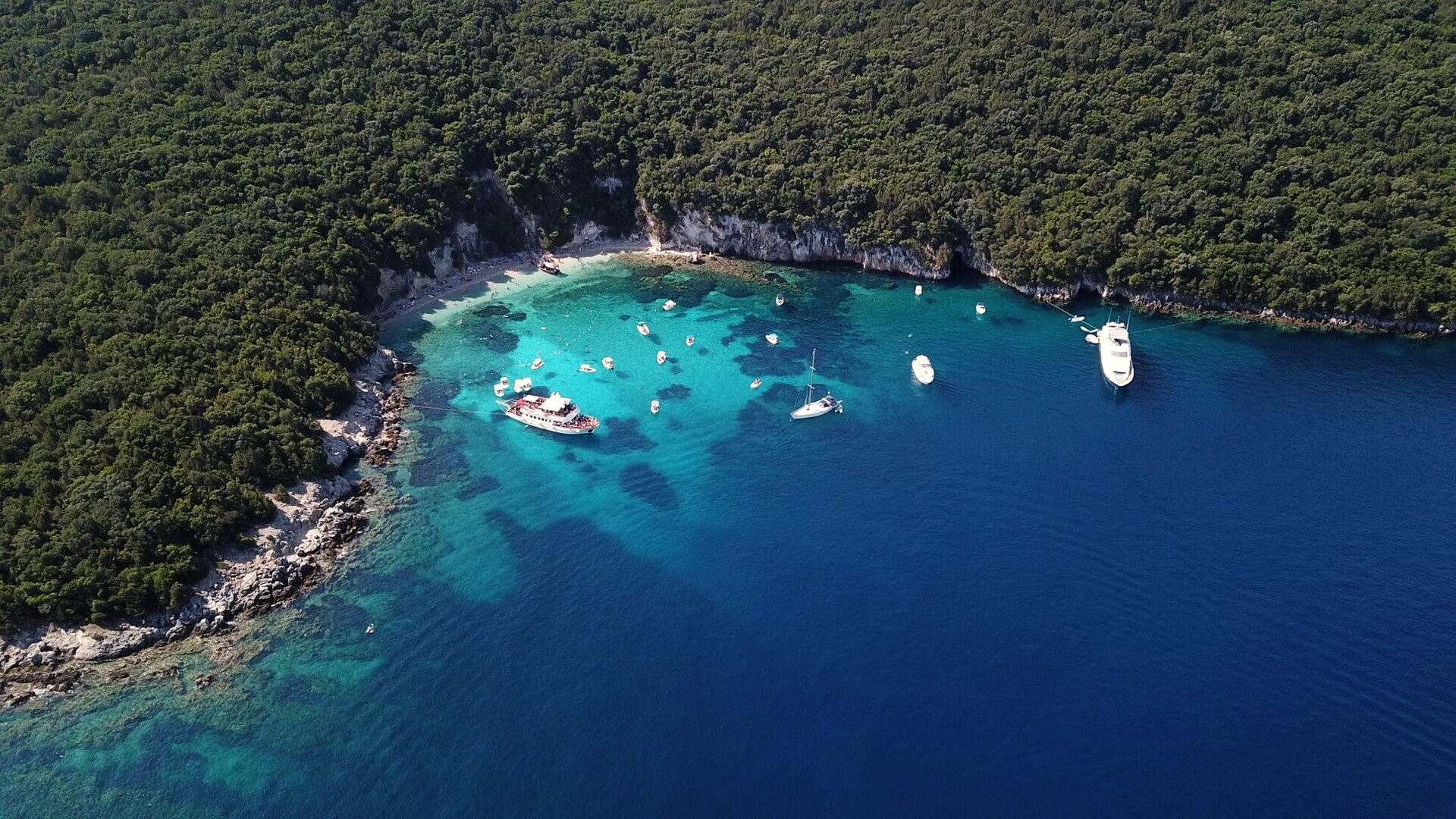 Crique turquoise et collines boisées - Paxos, Grèce
