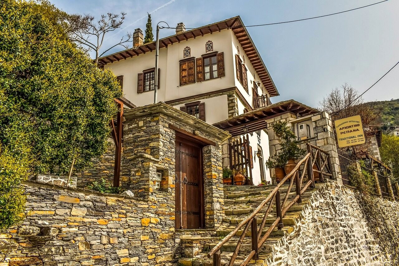 Maison de pierre traditionnelle et escalier pavé - village du Pélion, Thessalie, Grèce