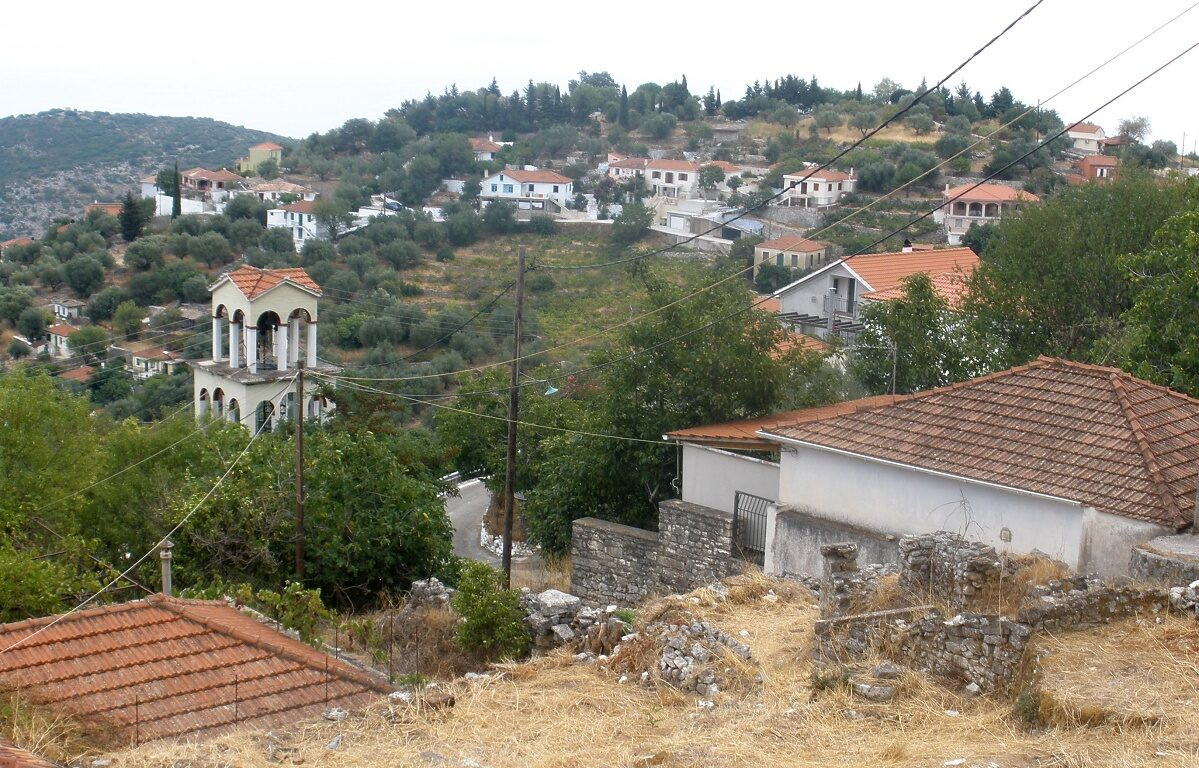 Village de Perachori au-dessus du golfe de Vathy - Ithaque - Grèce © Jarmila Book / Wikimedia (CC BY-SA 4.0)