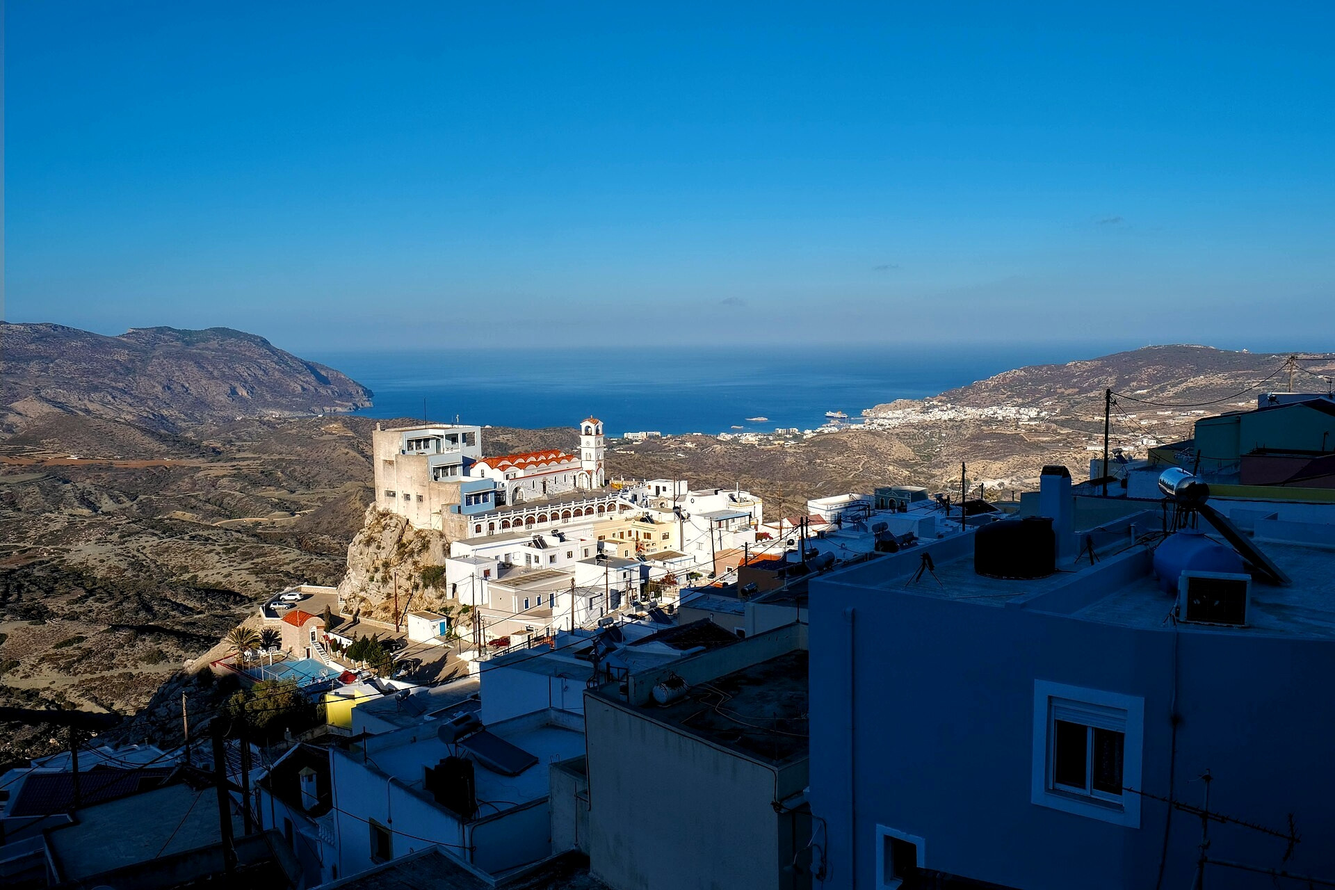 Pigadia, le chef-lieu et port principal de l'île - Karpathos, Dodécanèse - Grèce © Magnus.chronicles / Wikimedia (CC BY 4.0)