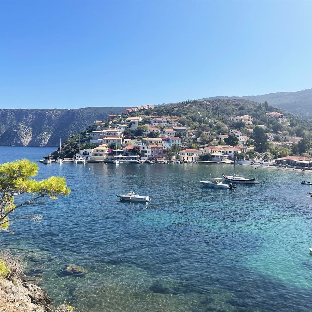 Le port d'Assos et sa baie turquoise - Céphalonie - Grèce