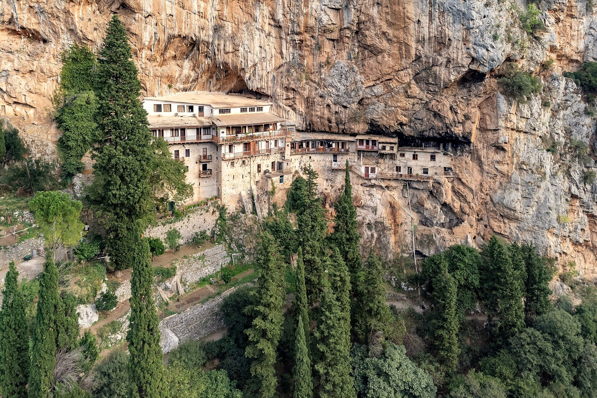 Monastère de Prodromos suspendu aux gorges du Lousios - Arcadie, Péloponnèse - Grèce © C messier / Wikimedia (CC BY-SA 4.0)