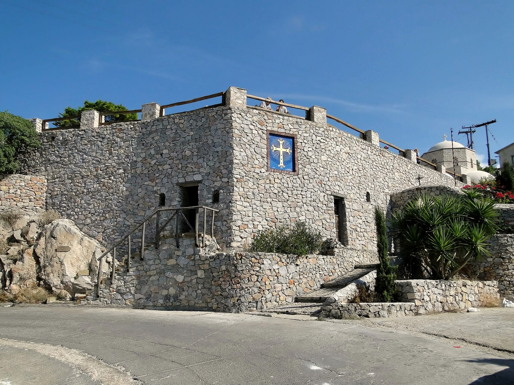 Le monastère du Profitis Ilias au sommet de l'île - Santorin, Cyclades - Grèce © Bernard Gagnon / Wikimedia (CC BY-SA 3.0)