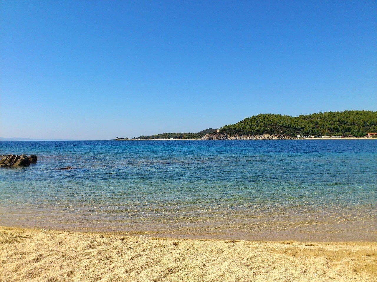 Plage tranquille aux eaux turquoise - Grèce
