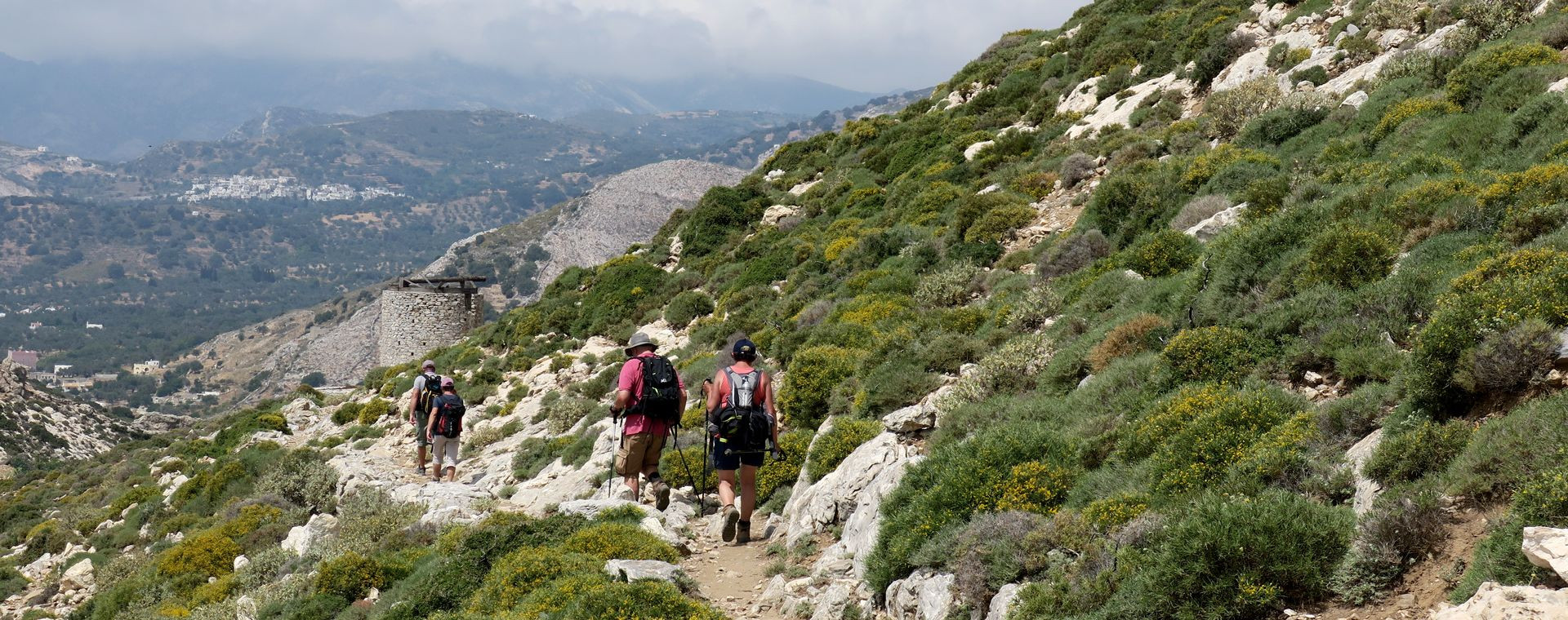 Randonneurs sur un sentier de crête - Naxos - Cyclades, Grèce