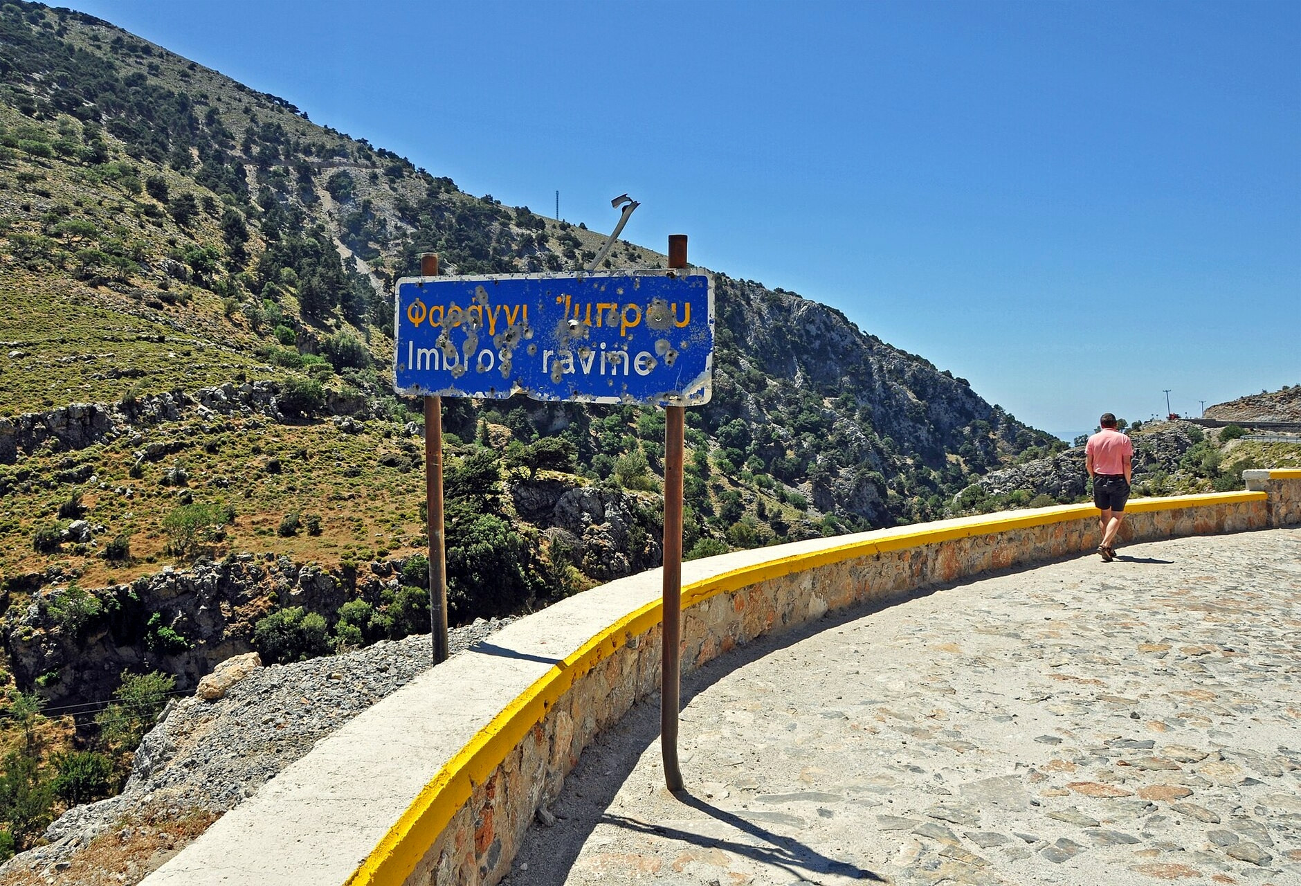 Randonneur à l'entrée des gorges d'Imbros - Crète - Grèce © Marc Ryckaert / Wikimedia (CC BY 3.0)