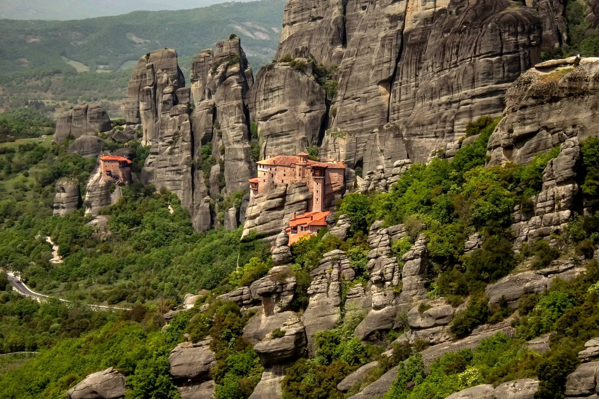Monastère de Roussanou sur son éperon rocheux entouré de pins - Météores, Grèce