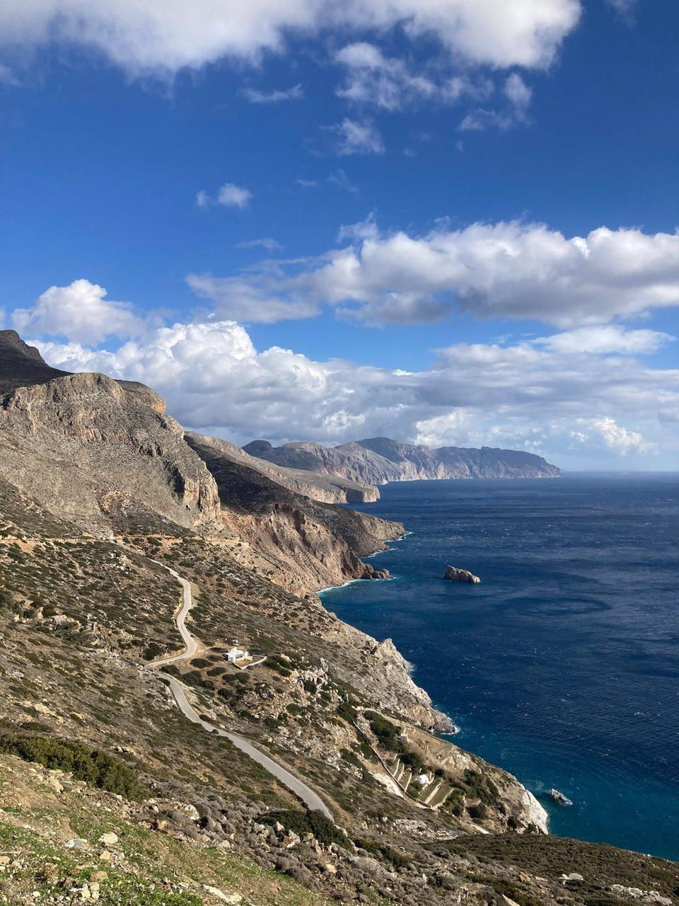 Littoral escarpé surplombant la mer - Amorgos - Cyclades, Grèce © Willy Valette