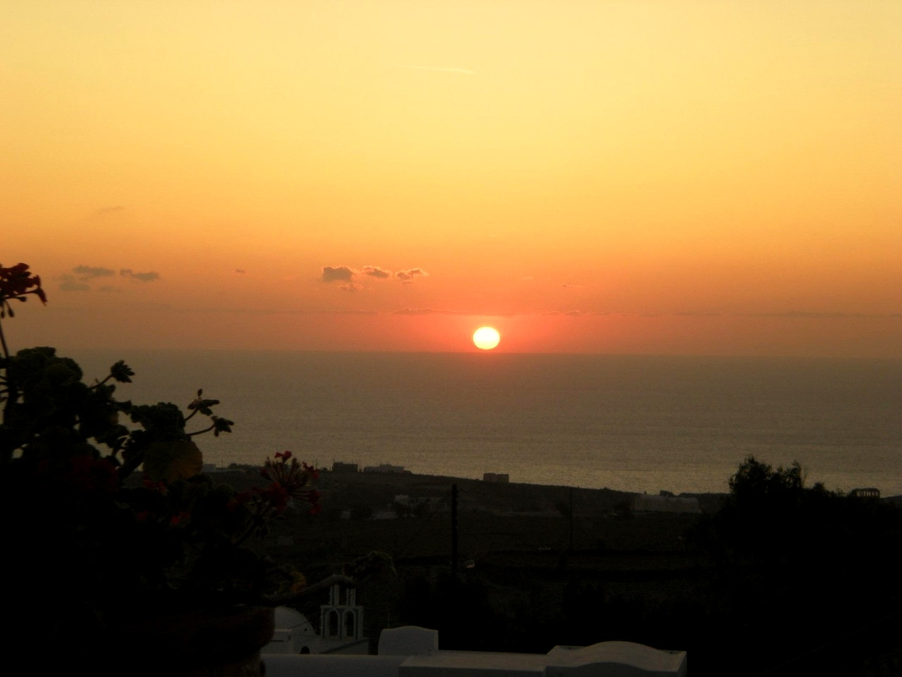 Lumière dorée sur la caldeira à l'heure calme - Santorin, Cyclades - Grèce