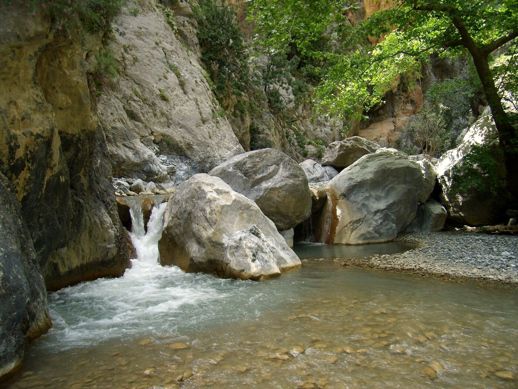 Ruisseau ombragé dans la gorge de Sarakina - Crète - Grèce © Yooga / Wikimedia (CC BY 3.0)